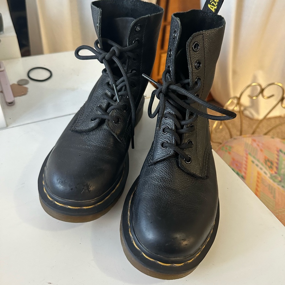 Dr marten pascal boot. Soft Virginia leather.